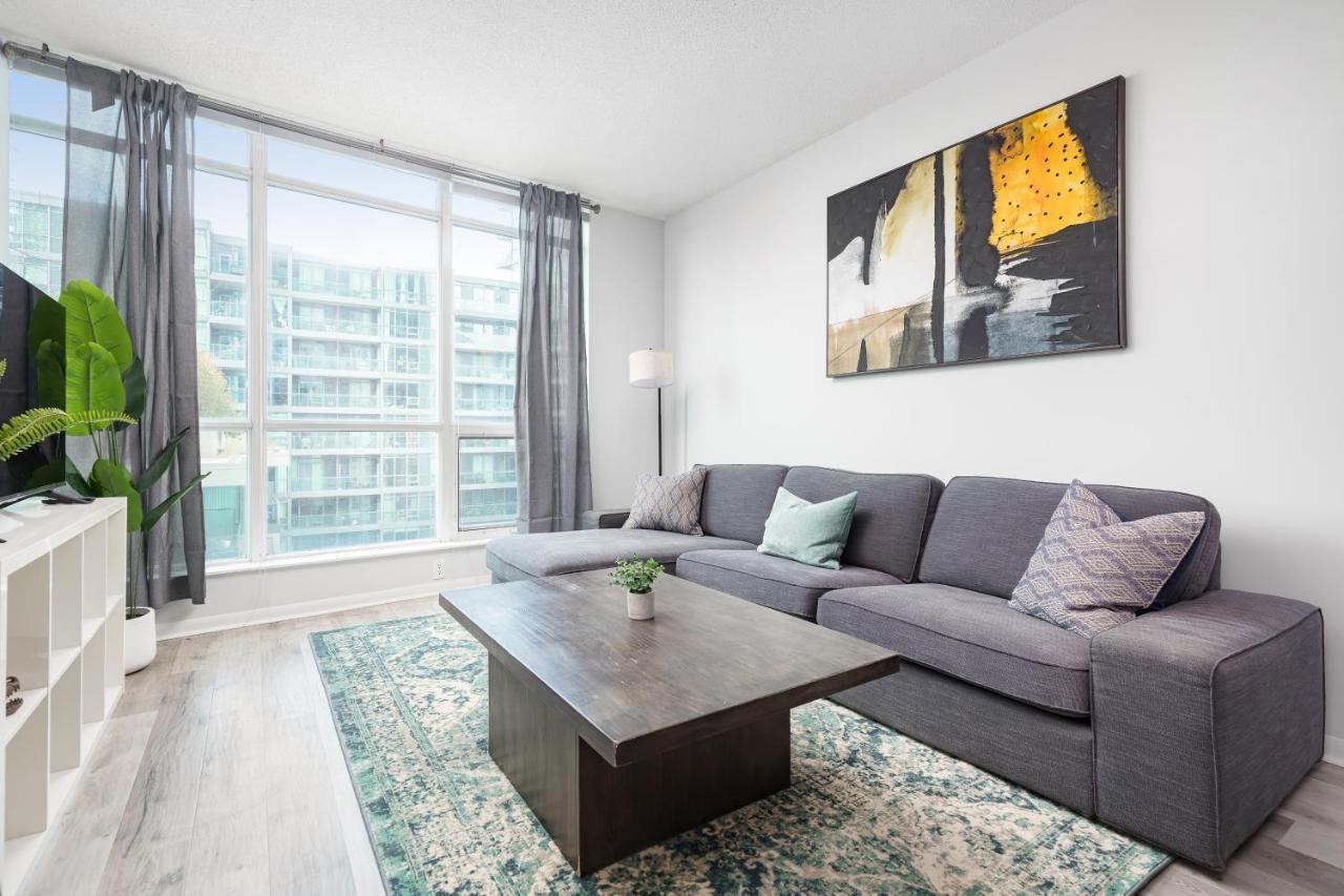 Modern & Spacious 2 Bed Condo Across From Lakeshore! Торонто Екстериор снимка